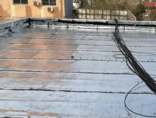 克东卫生间漏水维修公司分享下克东屋面楼顶防水刚性防水层施工要点。